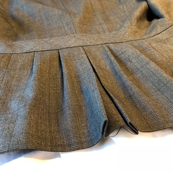 Unworn Banana Republic gray blazer with pleats - Picture 7 of 8